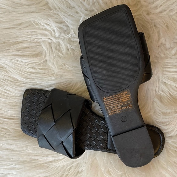🆕 Black Quilted Square Toe Flat Sandals - Picture 8 of 14